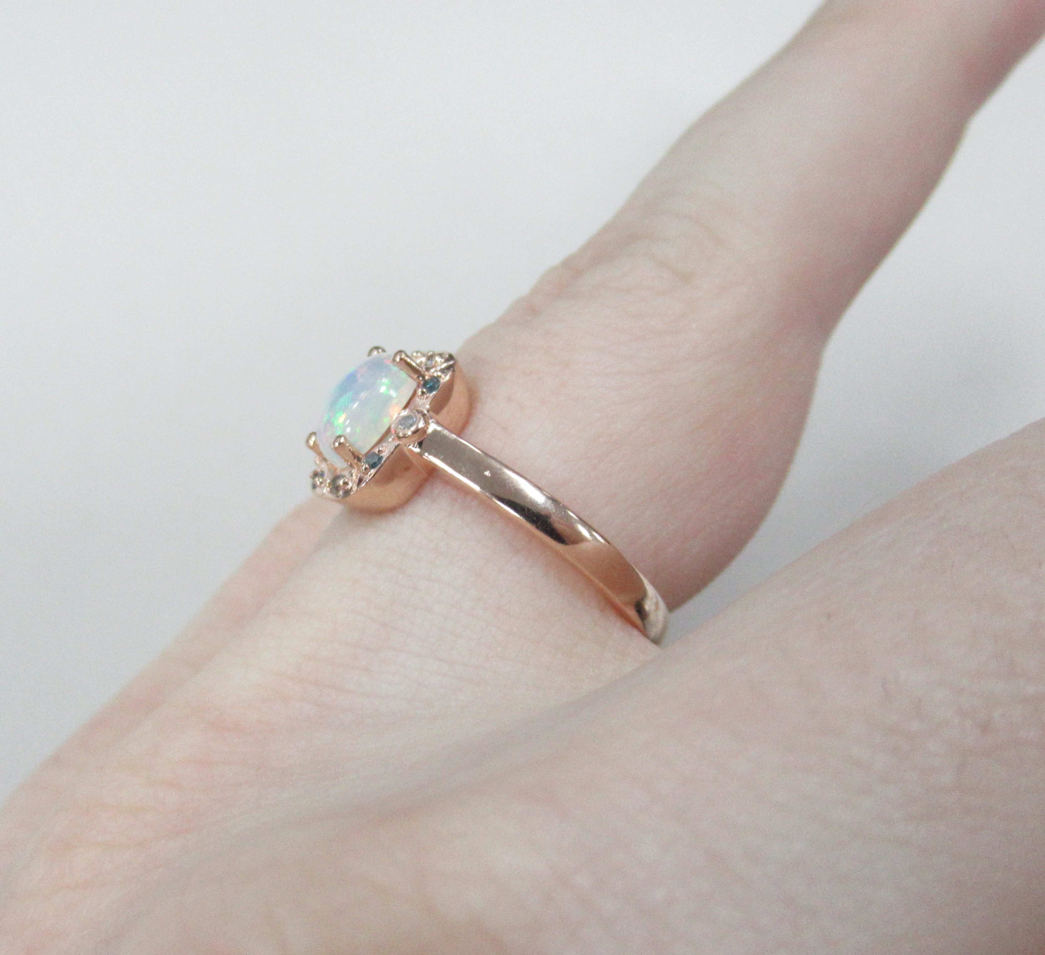 Серебряное кольцо с опалом и цветными бриллиантами